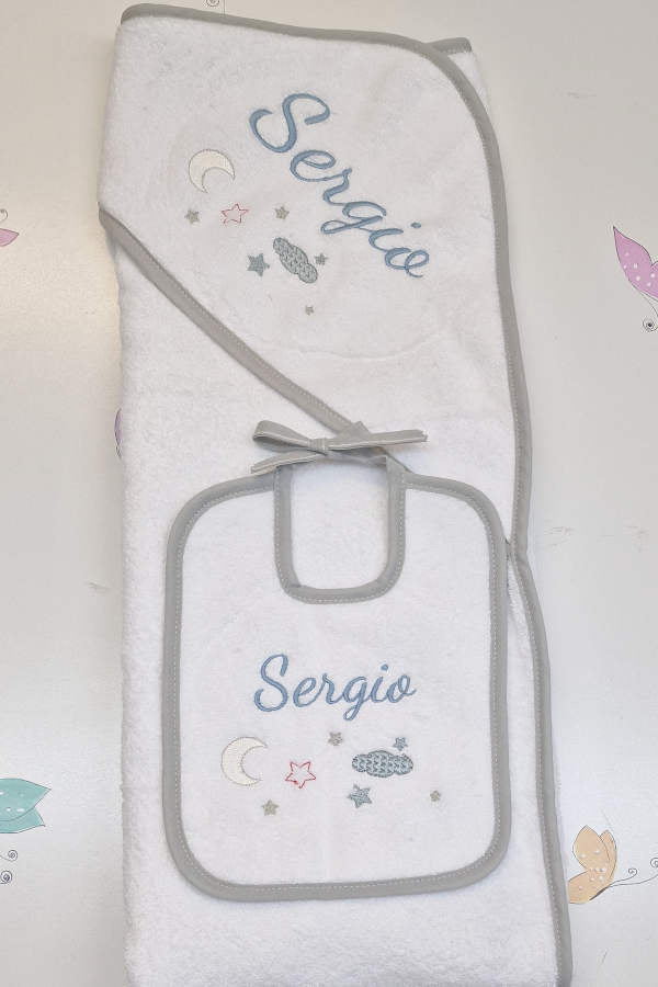 Toalla con capucha gris bordada