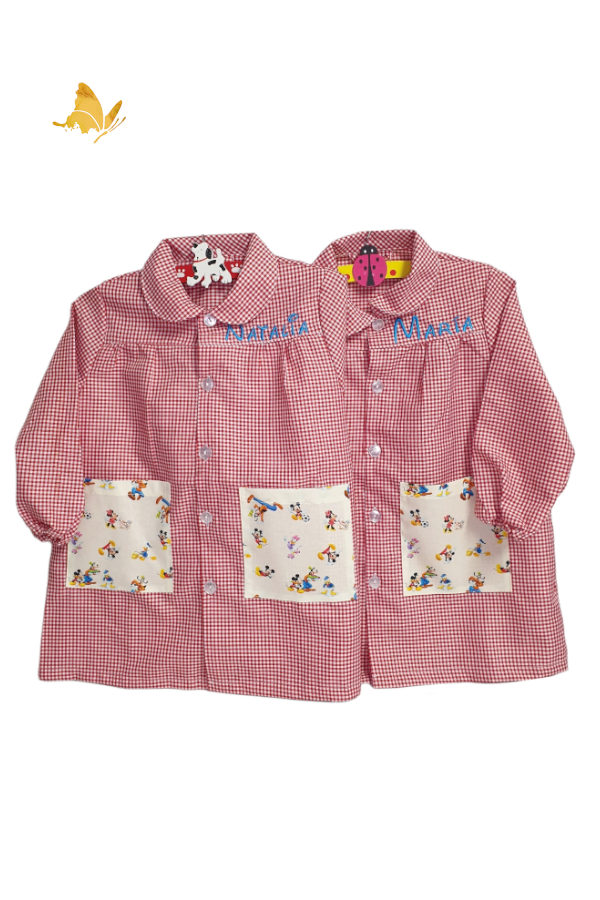 Babi rojo personalizado con bolsillos delanteros de diferentes dibujos Disney. Cuello, puños de las mangas con goma, 