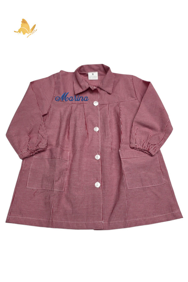 Babi rojo vichy con cuello, goma en los puños de las mangas, botones por delante y dos bolsillos
