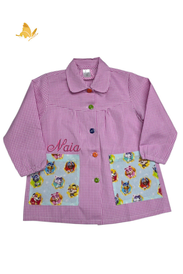 Babi rosa personalizado con dos bolsillos Patrulla Canina, con cuello, botones de colores delanteros y goma en los puños de las mangas