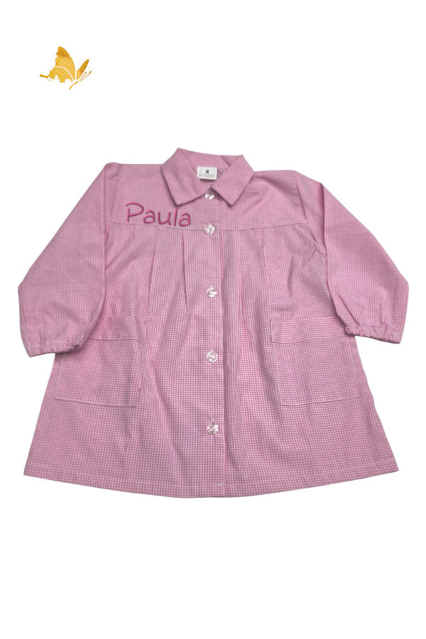 Babi de vichy rosa personalizado, con cuello, dos bolsillos y goma en los puños en las mangas