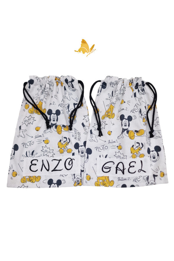 Detalle del bordado Mickey y Pluto en bolsa de merienda personalizada con nombre
