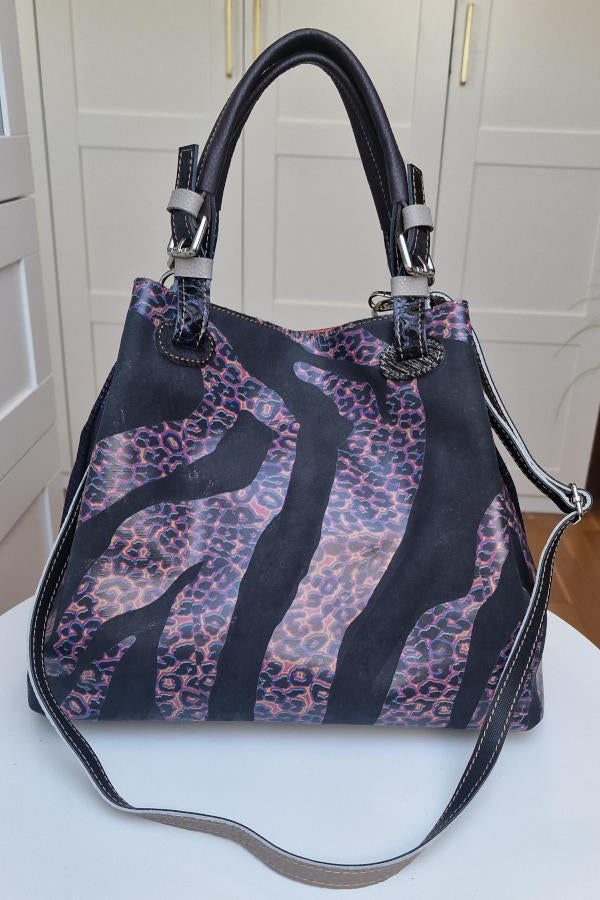 Bolso desigual morado de piel