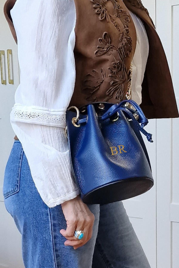 Bolso azul con iniciales de piel