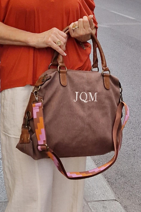 Bolso bordado negro con iniciales