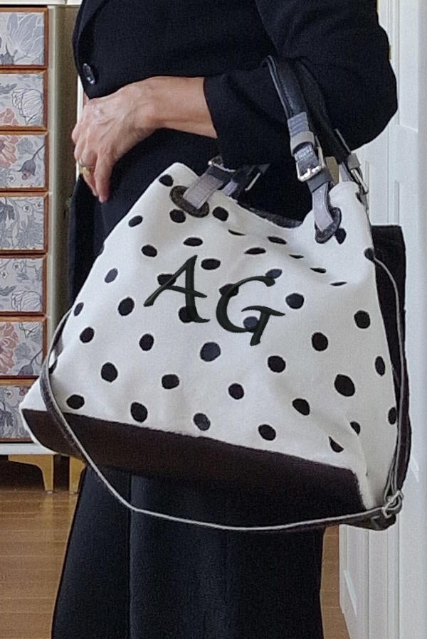 Bolso desigual lunares de piel