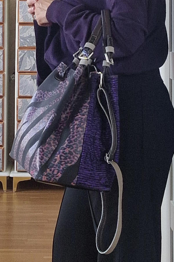 Bolso desigual morado de piel