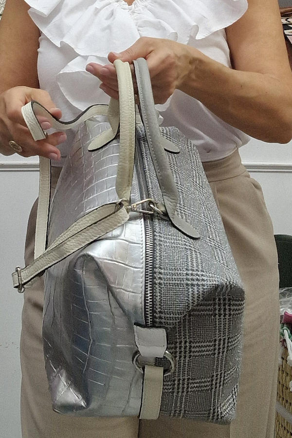 Bolso desigual plateado de piel