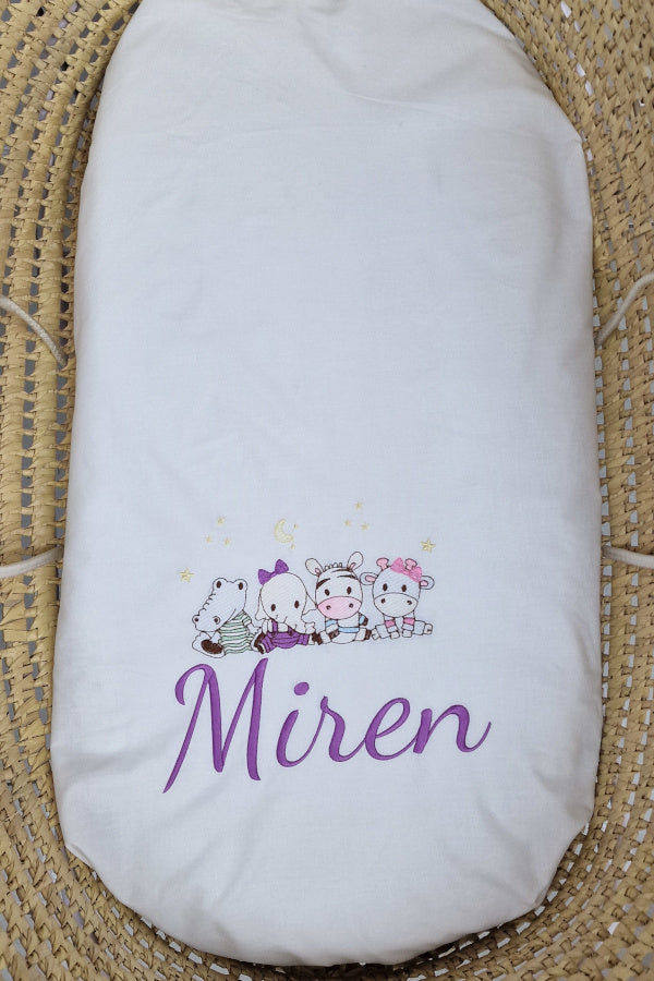 Sábana bajera ajustable malva con animalitos Savannah personalizada