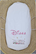 Sábana bajera ajustable bordada con animalitos Savannah personalizada con nombre para guardería
