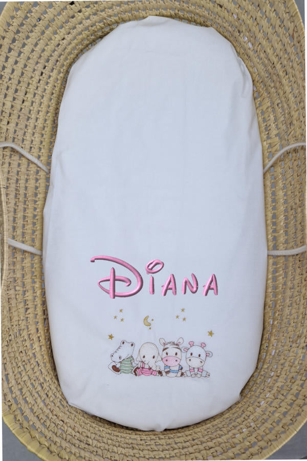 Sábana bajera ajustable bordada con animalitos Savannah personalizada con nombre para guardería