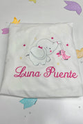 Sábana ajustable blanca con bordado de elefante y nombre