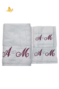 Toallas para boda con iniciales y alianzas bordadas